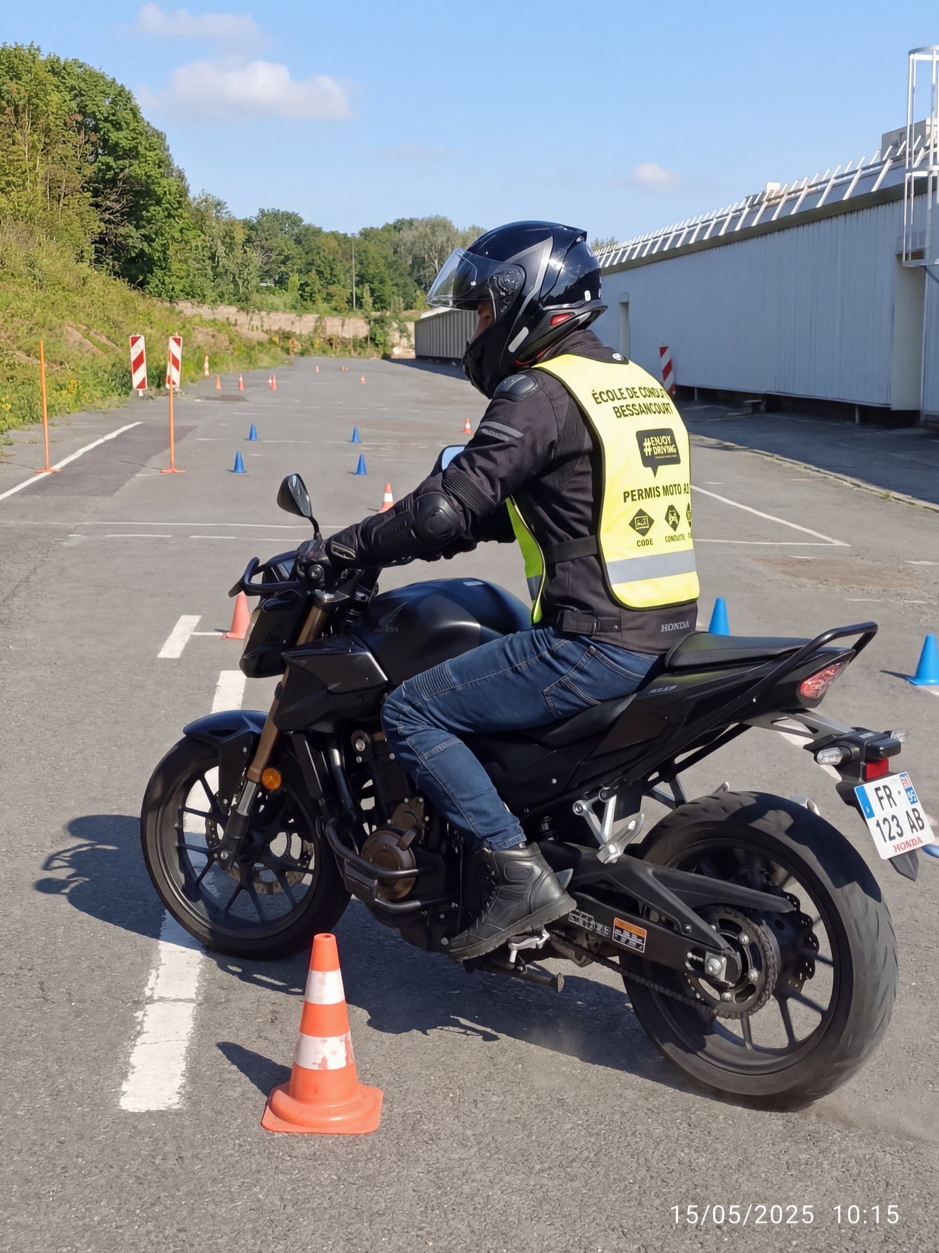 Élève en formation moto sur le plateau avec gilet CER Bessancourt