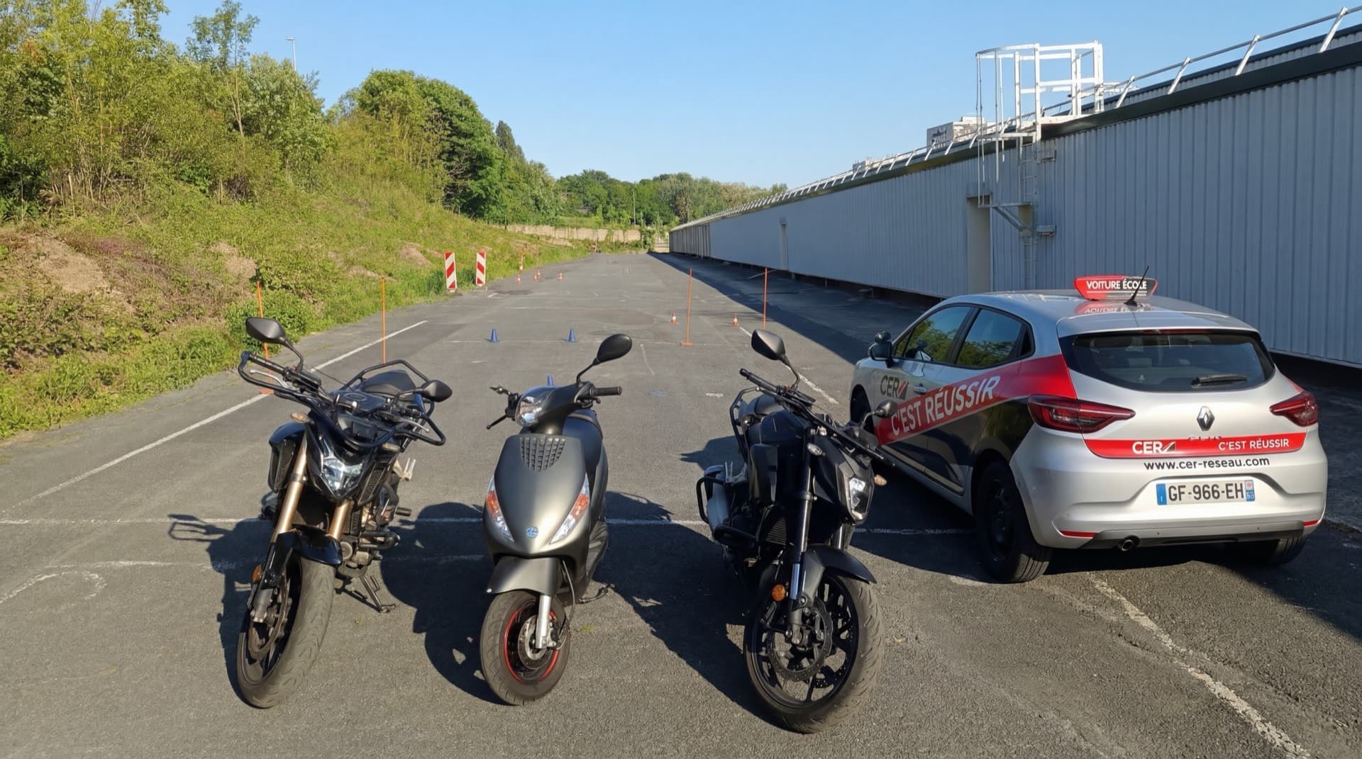 Véhicules et motos sur la piste privée CER Bessancourt
