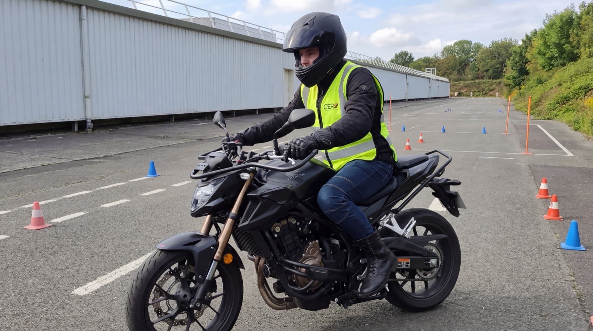 Élève en formation scooter sur la piste CER Bessancourt