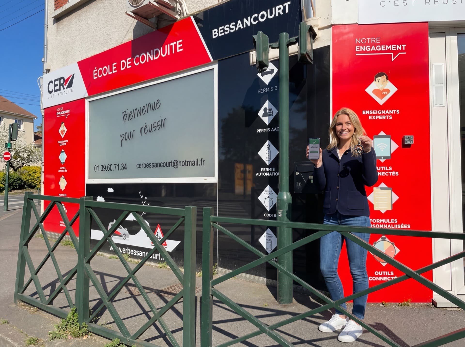Élève devant l'agence CER Bessancourt après obtention du permis
